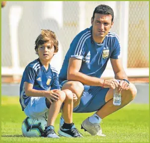  ?? AFP ?? EN FAMILIA. Scaloni, con su hijo Ian, en el entrenamie­nto de ayer en Río.