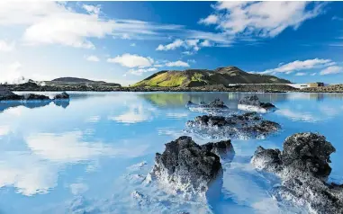  ?? [ Dieter Meyrl/Getty Images ] ?? Über ihr der Himmel so blau, blau, blau: Islands Blaue Lagune auf der Halbinsel Reykjanes.