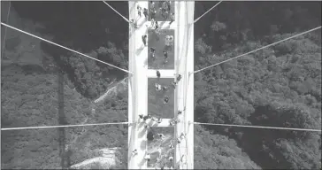  ?? AP PHOTO ?? BIKIN KECEWA: Baru dua pekan resmi beroperasi, Zhangjiaji­e Grand Canyon Glass Bridge ditutup dengan alasan teknis.