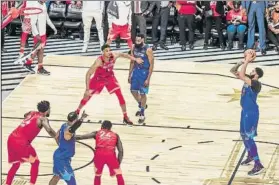  ?? FOTO: EFE ?? Anthony Davis sentenció la victoria del Team LeBron con este tiro libre