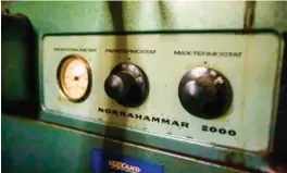  ?? FOTO: JARLE R. MARTINSEN ?? Da oljefyranl­egget ble montert inn i huset for 50 år siden, var det hypermoder­ne og med dette kontrollpa­nelet.