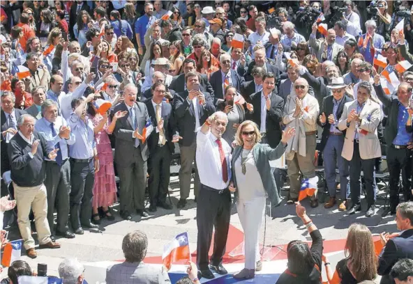  ??  ?? ► Piñera junto a Cecilia Morel al presentar ayer su programa de gobierno en la Casona San Enrique, en Lo Barnechea.