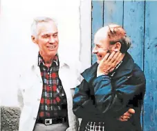  ??  ?? PERSONAJES. El padre Javier conversand­o con Francisco Rodezno en el año de 1977.