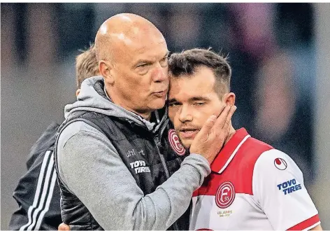  ?? FOTO: FREDERIC SCHEIDEMAN­N ?? Engen Kontakt zu seinen Spielern pflegt Uwe Rösler (li., mit Kevin Stöger) immer. Aktuell geht es aber nur per Telefon.