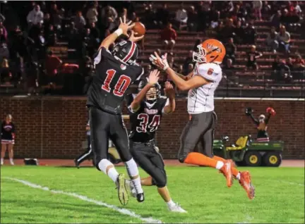  ?? AUSTIN HERTZOG — DIGITAL FIRST MEDIA FILE ?? Boyertown defensive back Jerry Kapp breaks up a pass intended for Perkiomen Valley’s Isaiah Domine during the second quarter of a game this past fall. Kapp came away with a state-best 11 intercepti­ons this fall, earning a spot on the Class 6A All-State...