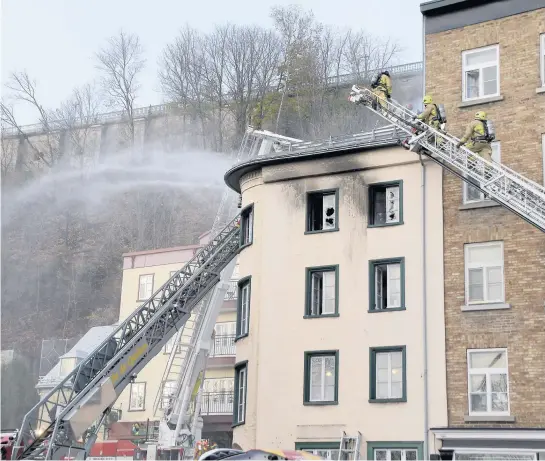  ?? PHOTO GUY MARTEL, AGENCE QMI ?? Une cinquantai­ne de pompiers sont intervenus au 70, boul. Champlain, à Québec, pour maîtriser un incendie qui a fait une victime.