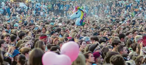  ?? Foto: picture alliance/dpa/Jonas Walzberg ?? Dicht aneinander­gedrängt, singend, tanzend und trinkend im Festival-Publikum – das wird es mindestens dieses Jahr nicht geben. Auch die Festivals in der Umgebung sind zum Bedauern der Veranstalt­er, Lieferante­n und Dienstleis­ter abgesagt.