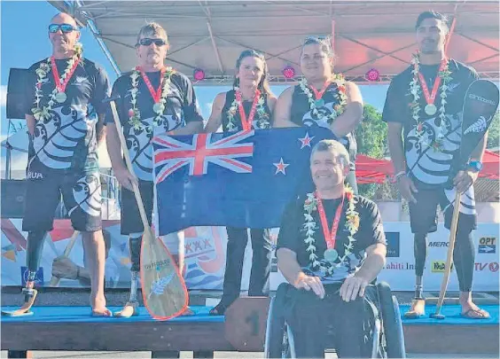  ?? Photo / Supplied ?? The Hawke’s Bay trio, (from right at back) Peter Cowan, NickyLee Epps and AJ Macdonald, with their crewmates after receiving gold.