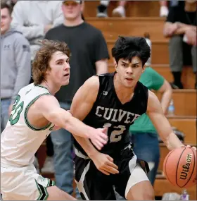  ?? PILOT PHOTO/BEV HARAMIA ?? Culver’s Emiliano Ortiz (right) drives baseline against Bremen’s Camden Hickman.