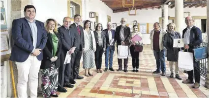  ?? Cedida ?? Familiares de Alfonso Albalá, autoridade­s locales y miembros de la Asociación Amigos del Castillo.