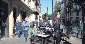  ?? B. R. ?? Una camarera atiende a dos clientes en un local de la avenida de la Constituci­ón de Sevilla.