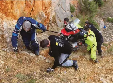  ??  ?? L’épreuve de traction d’une 1200 GS au point mort sur un parcours bien accidenté a fait couler quelques gouttes de sueur. Un vrai travail d’équipe !