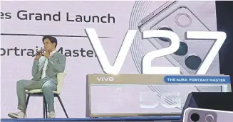  ?? ?? Superstar Alden Richards professes his love for the vivo V27, the industry’s 1st-ever Pocket Studio Device.