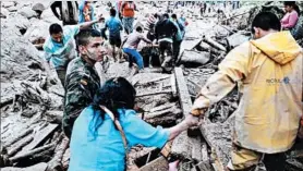  ?? COLOMBIAN ARMY ?? Soldiers and rescue workers evacuate residents in Mocoa, Colombia, on Saturday.