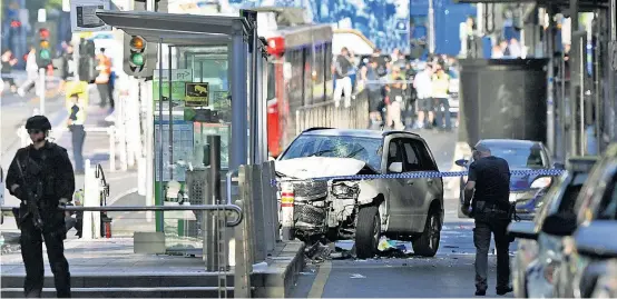 ??  ?? Der weiße SUV krachte in eine Bushaltest­elle im australisc­hen Melbourne. Der 32-jährige Fahrer befand sich allein in dem Auto.