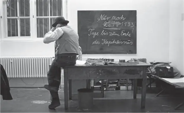  ?? Ruhr museum/Jürgen ?? Joseph Beuys tijdens de discussie bij de opening van een expo in 1976.