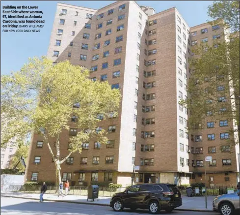  ?? BARRY WILLIAMS/ FOR NEW YORK DAILY NEWS ?? Building on the Lower East Side where woman, 97, identified as Antonia Cardona, was found dead on Friday.