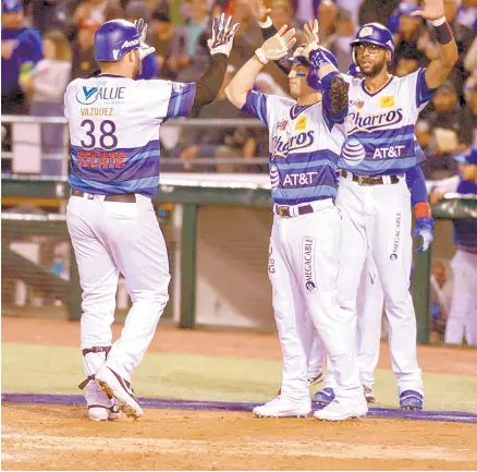  ??  ?? • Jorge Vázquez es recibido tras batear un grand slam.