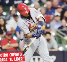  ?? AP ?? Yadier Molina, arriba, está por unirse a una exclusiva lista en la que destacan 10 receptores hall of famers. Mientras, Pérez, a la derecha, ha logrado un récord gracias a un tecnicismo de MLB.