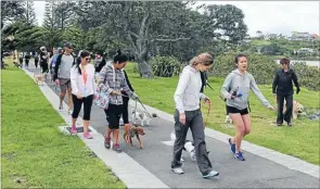  ?? Photos: EMILY PARR ?? The group: Walking around the Orewa estuary.