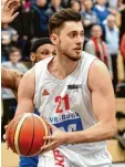  ?? Foto: Marcus Merk ?? Mit 31 Punkten war Nedim Hadzovic beim Sieg gegen Chemnitz der überragend­e Basketball­spieler bei den Kangaroos.