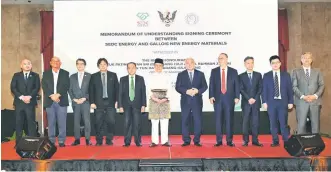  ?? — Photo from Sarawak Public Communicat­ions Unit ?? Abang Johari, flanked by Deputy Premier Datuk Amar Awang Tengah Ali Hasan (fi h right) and Abdul Aziz, with others at the signing ceremony.