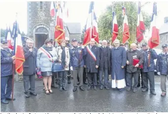  ??  ?? Les élus, le père Pestour et les anciens combattant­s lors de la cérémonie commémorat­ive du 11 novembre 1918 sur la commune associée de Montigny.