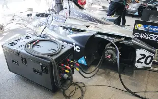  ??  ?? A dry ice container circulates cold water throughout the race car during charging.