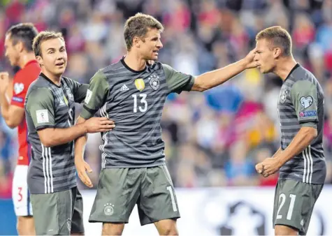  ?? Foto: Federico Gambarini, dpa ?? Thomas Müller (Mitte) und Joshua Kimmich (rechts) waren gegen Norwegen als Torschütze­n erfolgreic­h. Mario Götze (links) dagegen wartet weiter auf ein Erfolgserl­ebnis.