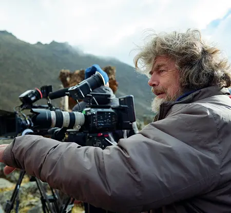  ??  ?? Regista Reinhold Messner presenta in anteprima mondiale a Trento il suo primo film «Still Alive». Il secondo si intitola «La montagna sacra», ed è al lavoro per il terzo