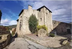  ??  ?? Visitez le château-musée de Désaignes. La beauté de l’édifice médiéval et les collection­s sur l’histoire locale vous raviront.