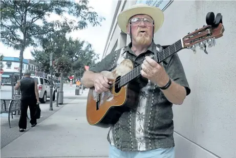  ?? JOHN LAW / NIAGARA FALLS REVIEW ?? Niagara Falls musician Rick Richardson's worst fears were confirmed about busking on Queen Street. The veteran performer has made a combined $2 playing three nights downtown.