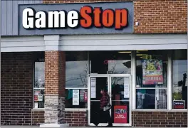  ?? NAM Y. HUH — THE ASSOCIATED PRESS FILE ?? A woman walks past a GameStop store in Des Plaines, Ill.