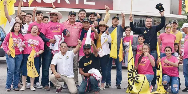  ??  ?? el candidato a la Diputación Federal en su campaña por la zona centro de la ciudad