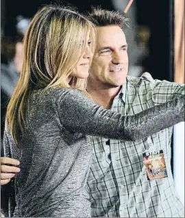  ?? JON KOPALOFF / GETTY ?? Complicida­d. La actriz Jennifer Aniston acompañada por su agente Stephen Huvane en Los Ángeles.