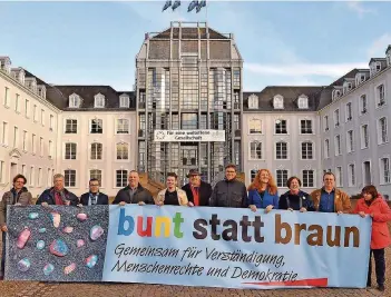  ?? FOTO: BECKER&BREDEL ?? Das Bündnis Bunt statt braun traf sich gestern auf dem Schlosspla­tz, um zur Teilnahme an der Protestdem­o gegen den NPD-Bundespart­eitag aufzurufen. Im Bild (v.l.): Uwe Albrecht vom Adolf-Bender-Zentrum, Eugen Roth, Vize im DGB Rheinland-Pfalz/Saar und...