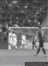  ??  ?? Eros Grezda, duke festuar golin e parë me kombëtaren kundër Turqisë
