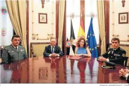  ?? SERGIO RODRÍGUEZ / EFE ?? Isabel Díaz Ayuso, junto al presidente de Ceuta, Juan Jesús Vivas.