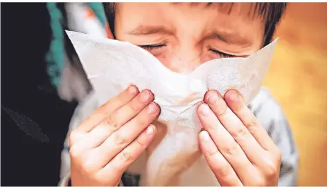  ?? FOTO: NICOLAS ARMER/DPA ?? Es müssen aktuell mehr Kinder als üblich mit Atemwegpro­blemen ins Krankenhau­s.