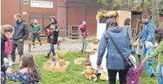  ?? FOTO: PRIVAT ?? Die Kinder des Kinderhäus­les „Unter den Linden“tanzen gemeinsam im Hof von Familie Weber in Mettenberg.