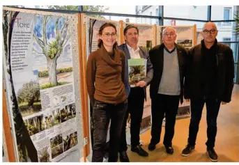  ??  ?? Sophie Bouquerel, José Collado, Jean-Pierre Salles et Pierrick Martin devant l’exposition consacrée à la trogne.