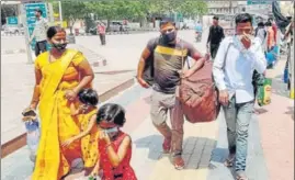  ?? SAMEER SEHGAL /HT ?? Migrant workers on their way to the Amritsar railway station to board trains to Bihar and Uttar Pradesh on Sunday.