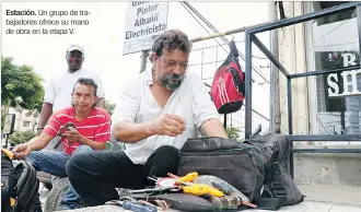  ?? JIMMY NEGRETE / EXPRESO ?? Estación. Un grupo de trabajador­es ofrece su mano de obra en la etapa V.