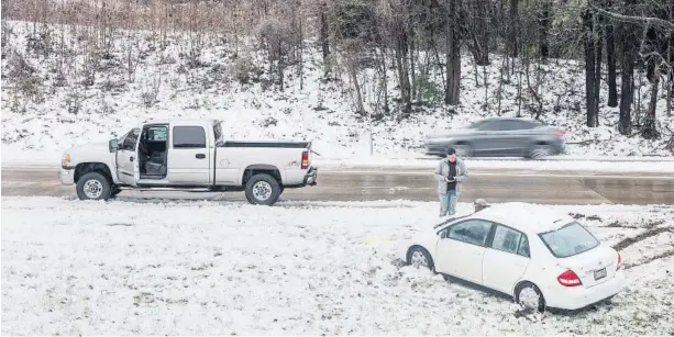  ?? FOTO: AP ?? &gt; En las carreteras, algunos vehículos se quedaron varados por la nieve acumulada.