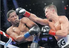  ??  ?? DERECHA. Jacobs esquiva un potente directo de Golovkin.