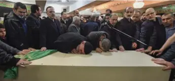  ?? GARY YOKOYAMA/THE HAMILTON SPECTATOR ?? Members of the Al-Mustafa Islamic Centre mourn over the body of Yosif Al-Hasnawi.