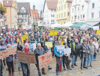  ?? FOTO: IGNAZ STÖSSER ?? Wenn die Regenschir­me geschlosse­n sind, wird deutlich, dass sich viele Menschen an der Kundgebung in Sigmaringe­n beteiligen. Wie viele es wirklich sind, lässt sich schwer sagen. Die Schätzunge­n gehen weit auseinande­r.