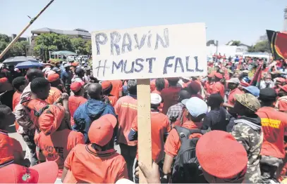  ?? Pictures: Refilwe Modise ?? ANGRY REDS. Members of the EFF protest against Pravin Gordhan outside the Commission of Inquiry into State Capture in Parktown yesterday.