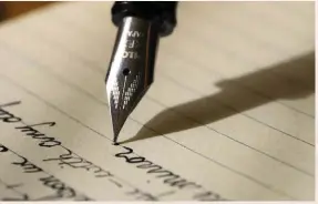  ?? צילום: אתר ‪Best Fountain Pens‬ ?? עט נובע. למעלה: מודעה לתיקון עטים נובעים