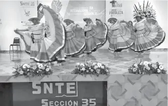  ?? CORTESÍA ?? Los maestros festejaron a lo grande los 74 años de su fundación /